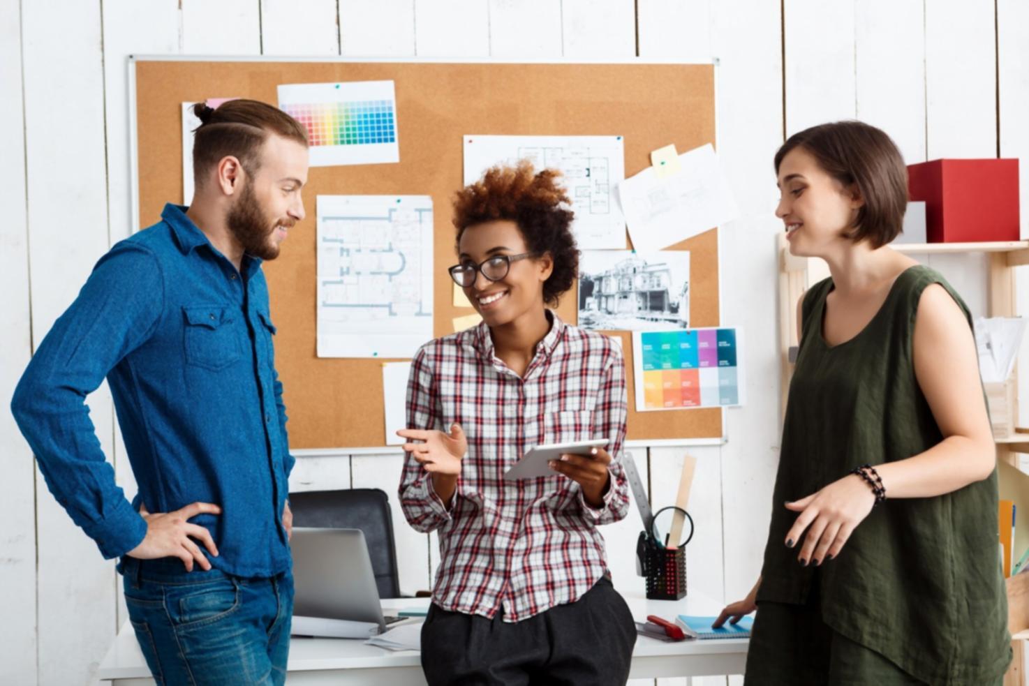 Ambiente di lavoro tranquillo dove uno studente applica tecniche di concentrazione sviluppate durante il percorso